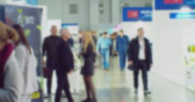 İş geçmişi. Bulanık bulanık görüntü. Büyük, modern bir binanın lobisinde iş adamları toplandı.