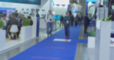 İş ve finans geçmişi. İş merkezinin lobisinde tanınmayan insanlar. bulanık odaklı görüntü