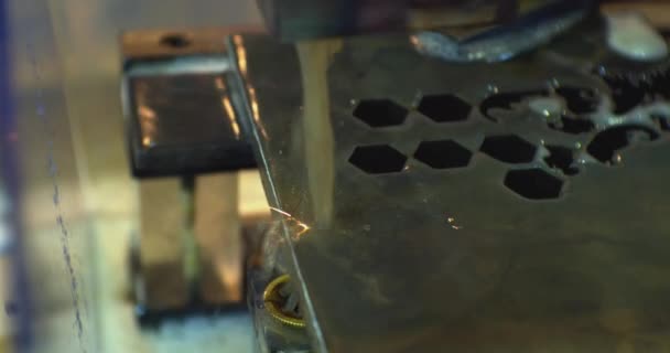 Modern industriell utrustning. Högprecisionsbearbetning av en metallplåt med laserstråle. Närbild av en teknisk process — Stockvideo