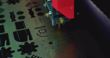 Modern endüstriyel ekipman. Metal levhayı lazer ışınıyla kesiyor. Teknolojik süreç yakın plan.