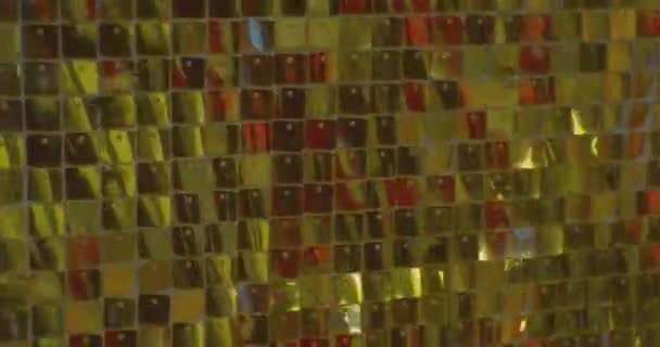 Un montón de brillantes placas de oro brilla reflejando el fondo festivo sunlight.abstract — Vídeo de stock