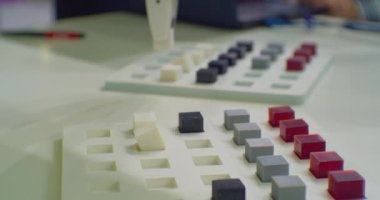 Modern endüstriyel ekipman. Modern teknolojiler. Manipülatör küçük parçaları düzgün ve düzgün hareket ettirir. Teknolojik bir sürecin kapanışı