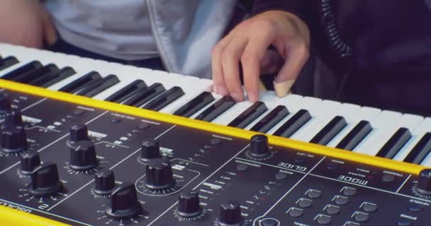 Equipo de sonido moderno.mezclador de audio digital con piano keyboard.close-up — Vídeo de stock