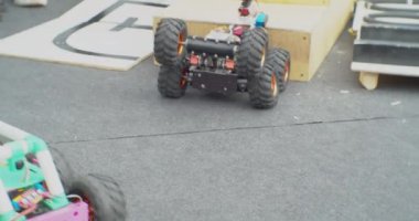 Modern ev yapımı tekerlekli robotlar yeteneklerini sergiliyorlar. Yakın çekim.