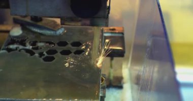 Modern endüstriyel ekipman. Metal levha çok hassas işlenmiş. Lazer ışını parçayı keser. Teknolojik bir sürecin kapanışı