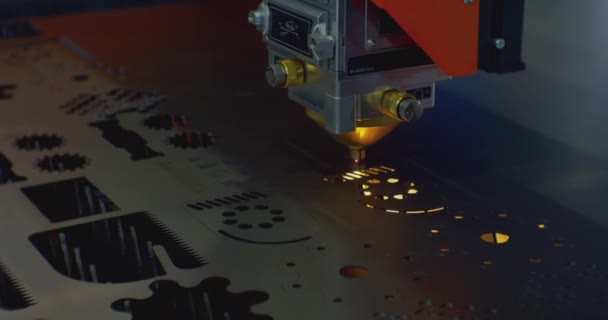 Équipement industriel moderne.découpe de tôle avec un faisceau laser.procédé technologique close-up — Video