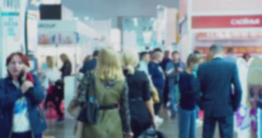 Bulanık iş geçmişi. Büyük bir binanın içinde tanınmayan insanların siluetleri.