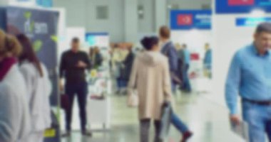 Tanınmayan insanlar. Bulanık odaklı görüntü. Büyük, modern bir binanın lobisindeki iş adamları topluluğu. iş geçmişi