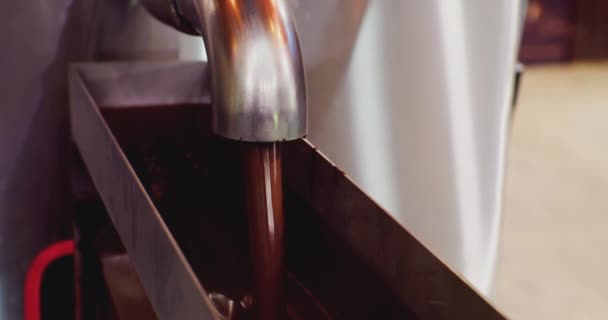 Attrezzature moderne per la produzione alimentare industriale.un flusso di cioccolato fuso a caldo fuoriesce dal processo di pipe.technology close up — Video Stock