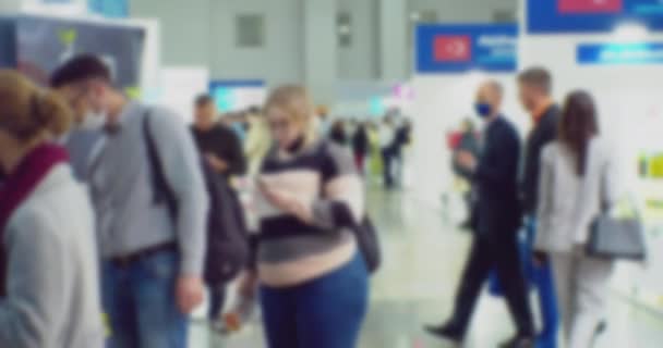 Business background.blurry vidéo déconcentrée. foule de gens d'affaires dans le hall d'un grand bâtiment moderne — Video