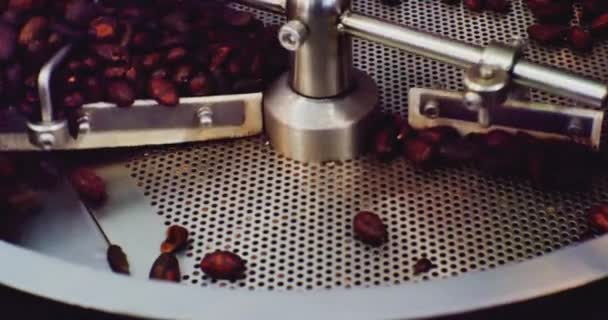 Industrial de alimentos production.Roasting grãos de café em Roasting equipment.closeup — Vídeo de Stock