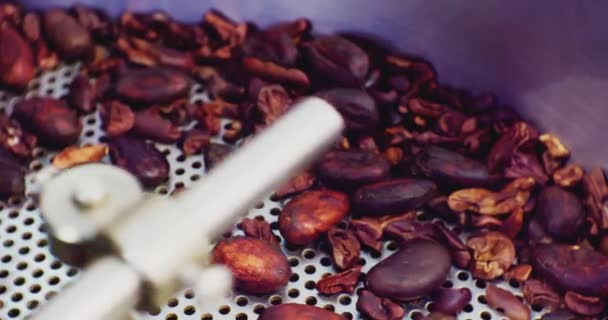 Endüstriyel gıda üretimi. Modern kızartma makinesinde koyu ve aromatik kahve çekirdekleri. Yakın çekim. — Stok video