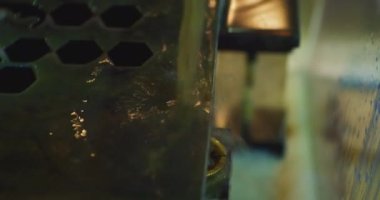 Modern endüstriyel ekipman. Lazer ışını kullanarak metal bir levhanın yüksek hassasiyetle işlenmesi. Teknolojik bir sürecin kapanışı