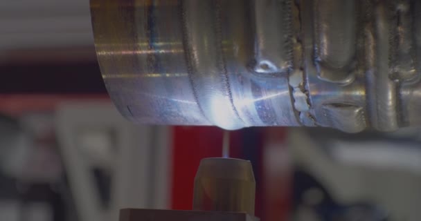 Moderne industriële apparatuur. moderne technologieën. plasma lassen nauwkeurig en nauwkeurig lassen metalen buis. close-up van een technologisch proces — Stockvideo