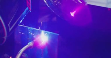 Modern teknolojiler. Atölyedeki kaynak işlemine aşırı yakın çekim.