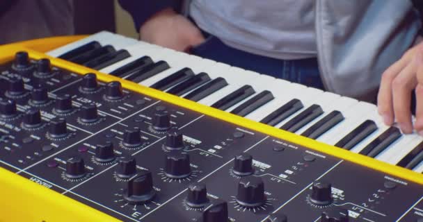 Moderno mixer audio digitale con tastiera per pianoforte. attrezzature sonore funzionanti.primo piano — Video Stock
