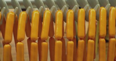 Yemek geçmişi. Et sosisleri üretim hattında. yakın plan