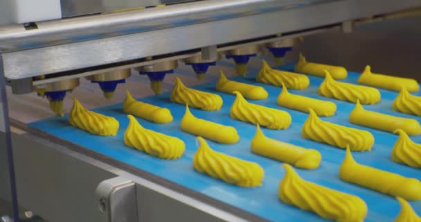 Nowoczesne jedzenie production.cream ciasta poruszają się wzdłuż linii produkcyjnej.close-up — Wideo stockowe