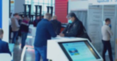 Bulanık odaklı video. Geniş bir modern binadaki iş adamları. İş geçmişi.