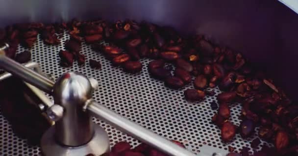 Industriële voedselproductie.Uitzicht op koffiebranderij. technologische proces close-up — Stockvideo
