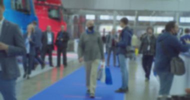 İş ve finans geçmişi. İş merkezinin lobisinde tanınmayan insanlar. bulanık odaklı görüntü