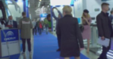 İş ve finans geçmişi. İş merkezinin lobisinde tanınmayan insanlar. bulanık odaklı görüntü