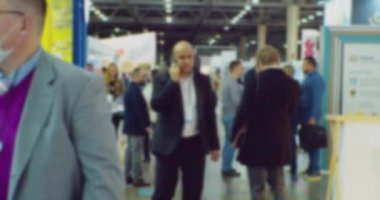 Bulanık iş geçmişi. Büyük bir binanın içinde tanınmayan insanların siluetleri.