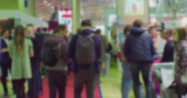 Bulanık odaklı video. Geniş bir modern binadaki iş adamları. İş geçmişi.