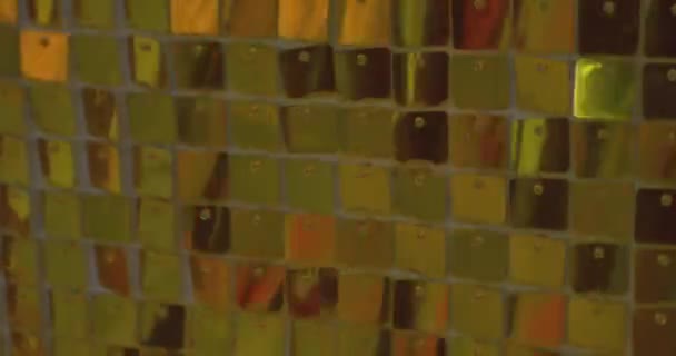 Massor av glänsande guld plattor lyser reflekterande solljus.abstrakt festlig bakgrund — Stockvideo
