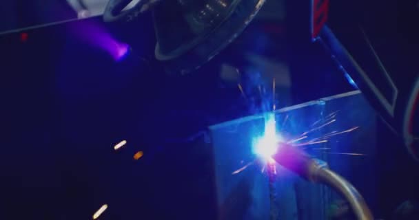 现代技术。车间焊接工艺的极端紧密化 — 图库视频影像
