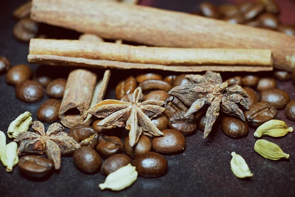 Kaffebönor och kanel — Stockfoto