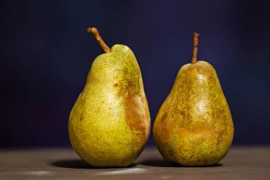 Stüdyoda arka planda iki armut.