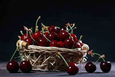 sepetteki taze kirazlar