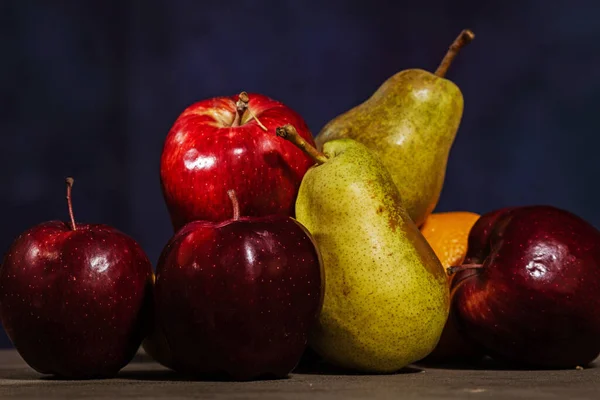Яблука Груші Темному Фоні Студії — стокове фото
