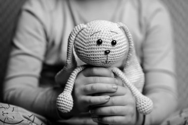 Bir çocuk için el yapımı yumuşak bir oyuncak.