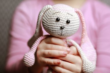 Bir çocuk için el yapımı yumuşak bir oyuncak.