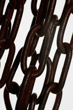 Stüdyoda uzun demir zincir