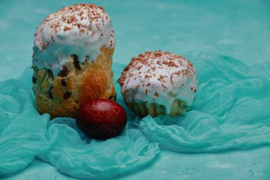 Paskalya bayramı için Paskalya pastası ve yumurta.