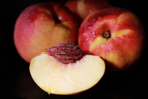 水滴中新鲜的油桃 — 图库照片