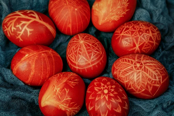 用乌克兰语装饰的彩绘复活节彩蛋 免版税图库照片