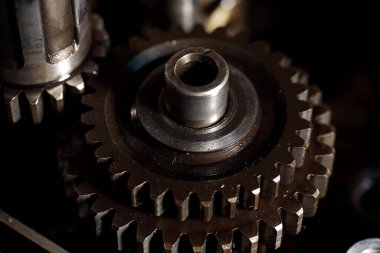 çeşitli mekanizmalar, yedek parçalar ve araçlar