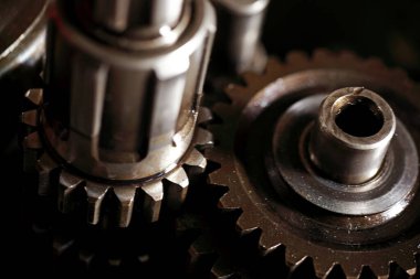 çeşitli mekanizmalar, yedek parçalar ve araçlar