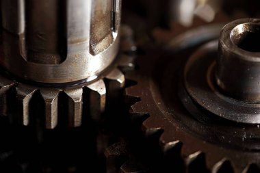 çeşitli mekanizmalar, yedek parçalar ve araçlar