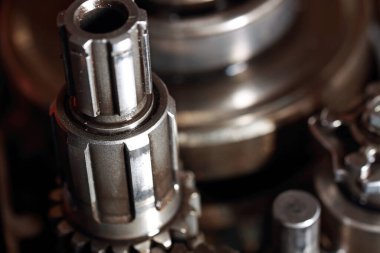 çeşitli mekanizmalar, yedek parçalar ve araçlar