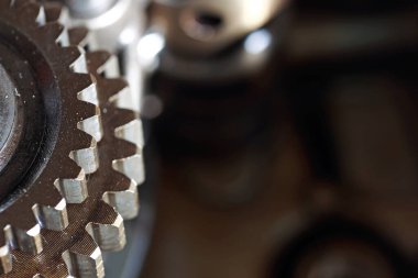 çeşitli mekanizmalar, yedek parçalar ve araçlar