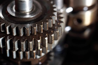 çeşitli mekanizmalar, yedek parçalar ve araçlar