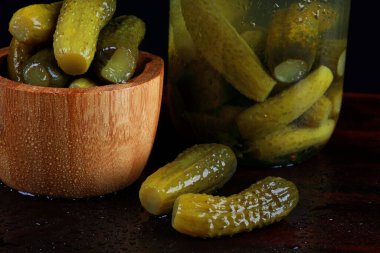 Stüdyoda ev yapımı salatalık konservesi
