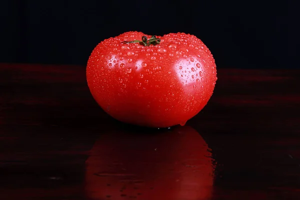 Tomate Fresco Maduro Con Gotas Agua Estudio Sobre Fondo Negro — Foto de Stock