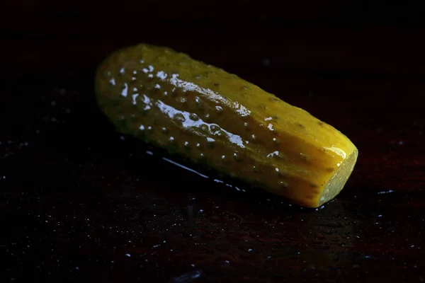 工作室里的罐头土制黄瓜 — 图库照片