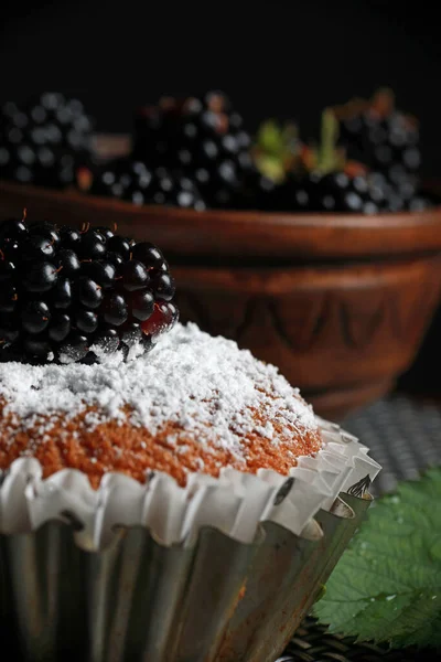 Delicious Cupcakes Blackberries Powdered Sugar — Stok fotoğraf
